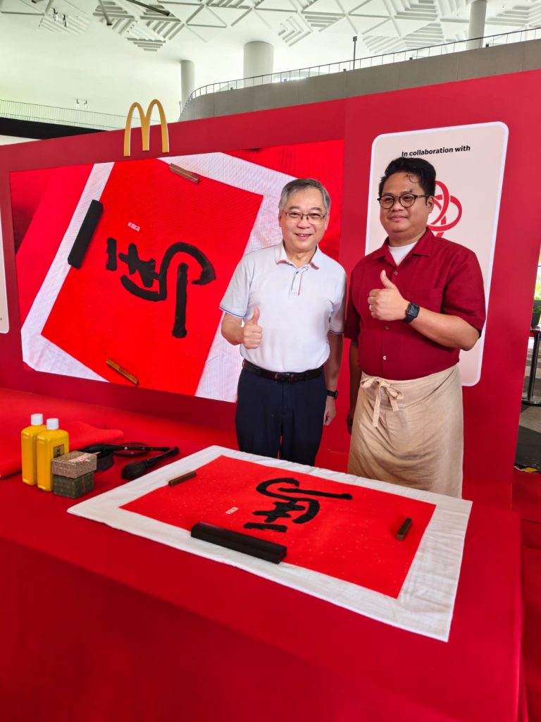 Over 200 Punggol Residents Join DPM Gan Kim Yong for McDonald’s Record Breaking Lohei Toss Over 200 Punggol Residents Join DPM Gan Kim Yong for McDonald’s Record Breaking Lohei Toss - Alvinology