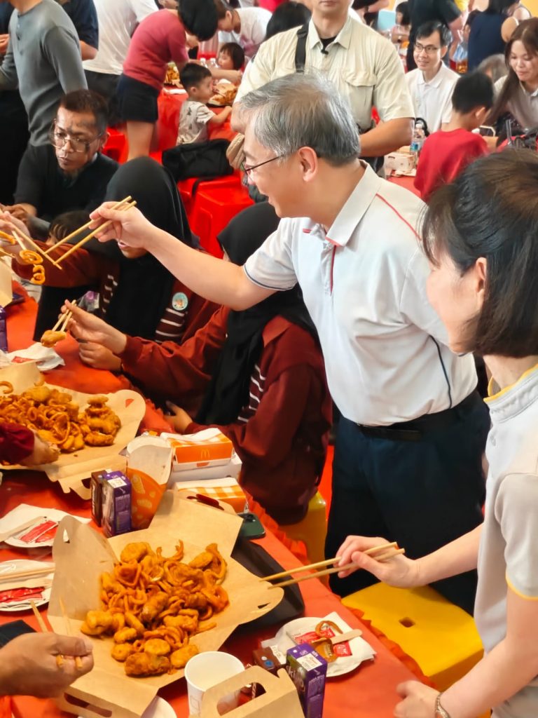 Over 200 Punggol Residents Join DPM Gan Kim Yong for McDonald’s Record Breaking Lohei Toss Over 200 Punggol Residents Join DPM Gan Kim Yong for McDonald’s Record Breaking Lohei Toss - Alvinology