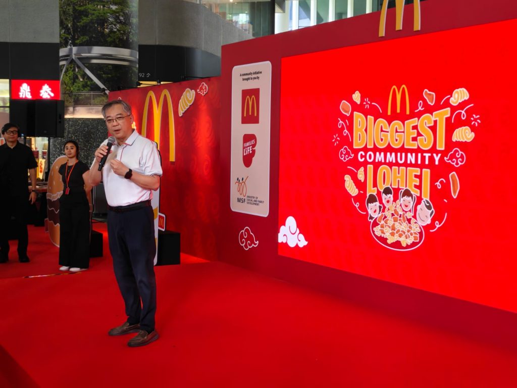 Over 200 Punggol Residents Join DPM Gan Kim Yong for McDonald’s Record Breaking Lohei Toss Over 200 Punggol Residents Join DPM Gan Kim Yong for McDonald’s Record Breaking Lohei Toss - Alvinology