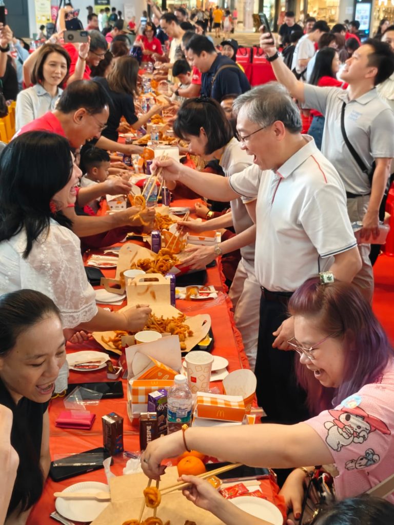 Over 200 Punggol Residents Join DPM Gan Kim Yong for McDonald’s Record Breaking Lohei Toss Over 200 Punggol Residents Join DPM Gan Kim Yong for McDonald’s Record Breaking Lohei Toss - Alvinology