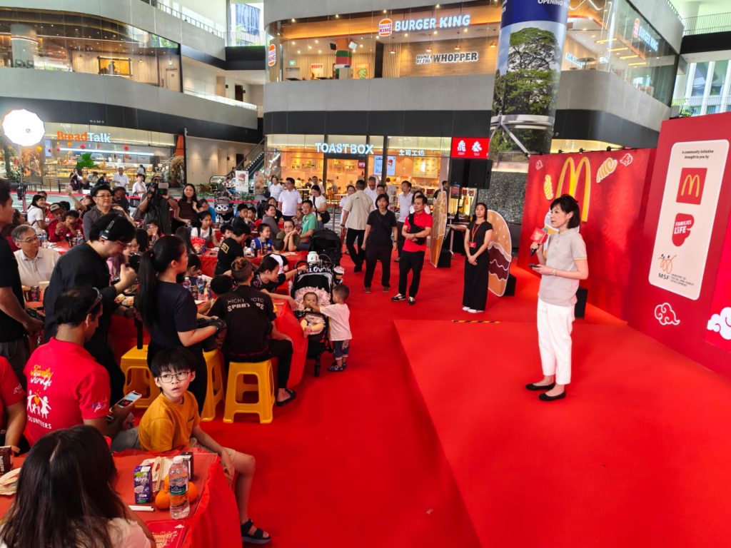 Over 200 Punggol Residents Join DPM Gan Kim Yong for McDonald’s Record Breaking Lohei Toss Over 200 Punggol Residents Join DPM Gan Kim Yong for McDonald’s Record Breaking Lohei Toss - Alvinology