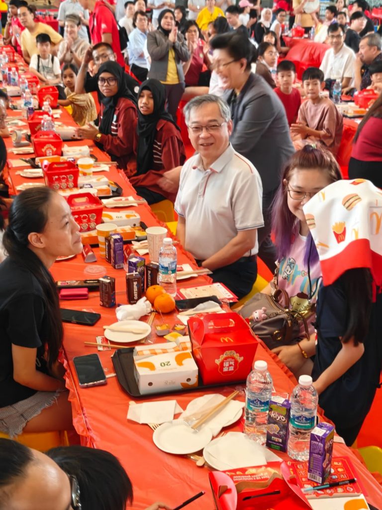 Over 200 Punggol Residents Join DPM Gan Kim Yong for McDonald’s Record Breaking Lohei Toss Over 200 Punggol Residents Join DPM Gan Kim Yong for McDonald’s Record Breaking Lohei Toss - Alvinology