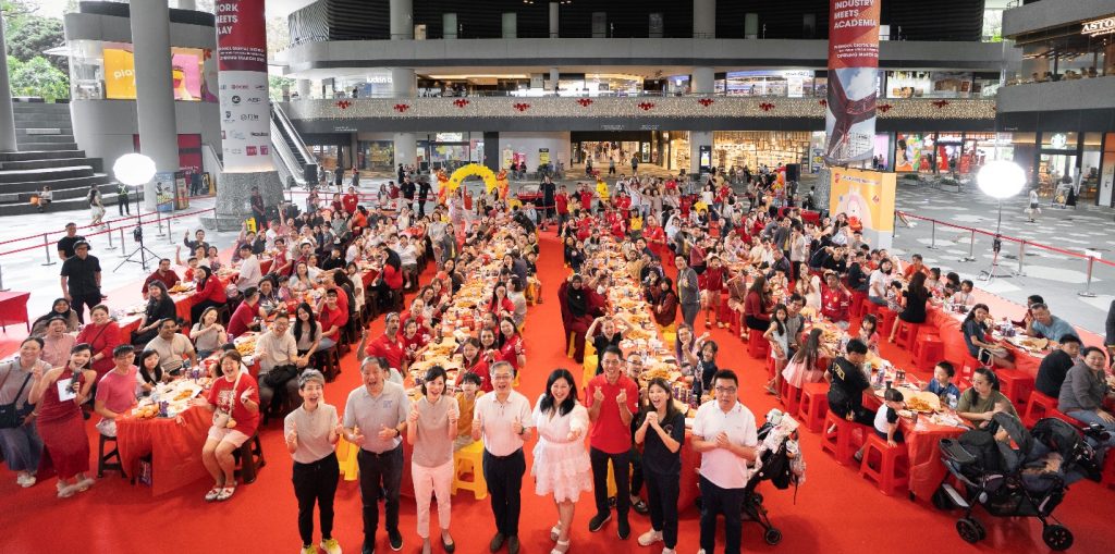 Over 200 Punggol Residents Join DPM Gan Kim Yong for McDonald’s Record Breaking Lohei Toss Over 200 Punggol Residents Join DPM Gan Kim Yong for McDonald’s Record Breaking Lohei Toss - Alvinology