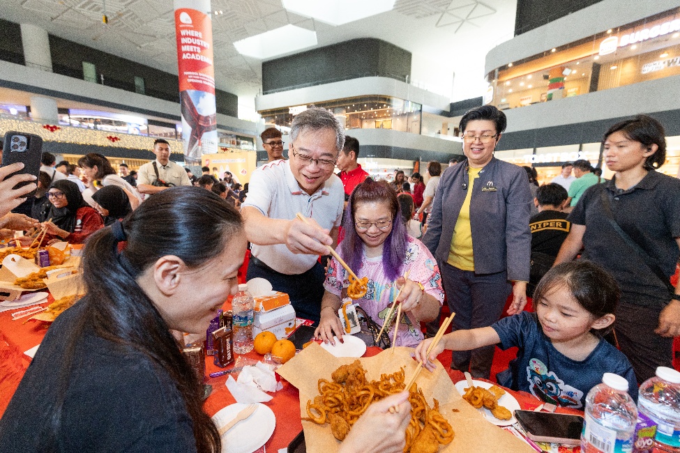 Over 200 Punggol Residents Join DPM Gan Kim Yong for McDonald’s Record Breaking Lohei Toss Over 200 Punggol Residents Join DPM Gan Kim Yong for McDonald’s Record Breaking Lohei Toss - Alvinology