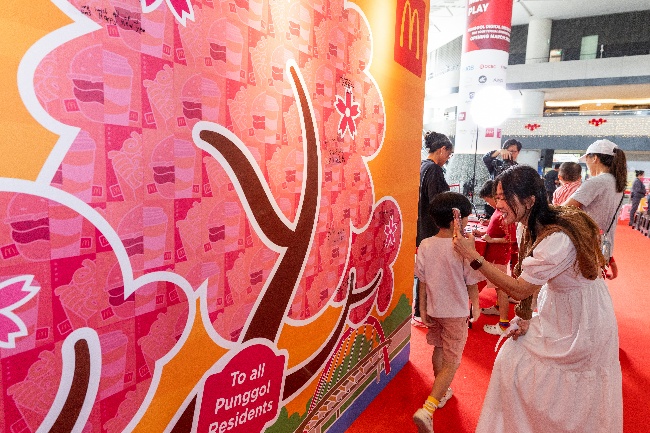 Over 200 Punggol Residents Join DPM Gan Kim Yong for McDonald’s Record Breaking Lohei Toss Over 200 Punggol Residents Join DPM Gan Kim Yong for McDonald’s Record Breaking Lohei Toss - Alvinology