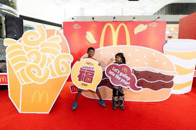 Over 200 Punggol Residents Join DPM Gan Kim Yong for McDonald’s Record Breaking Lohei Toss Over 200 Punggol Residents Join DPM Gan Kim Yong for McDonald’s Record Breaking Lohei Toss - Alvinology