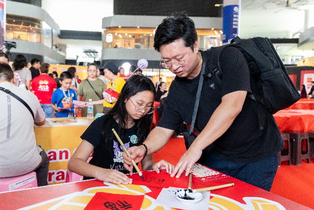 Over 200 Punggol Residents Join DPM Gan Kim Yong for McDonald’s Record Breaking Lohei Toss Over 200 Punggol Residents Join DPM Gan Kim Yong for McDonald’s Record Breaking Lohei Toss - Alvinology