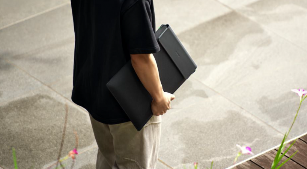 Razer Unveils Laptop Sleeve 16” with Wireless Charging, Blending Protection and Power - Alvinology