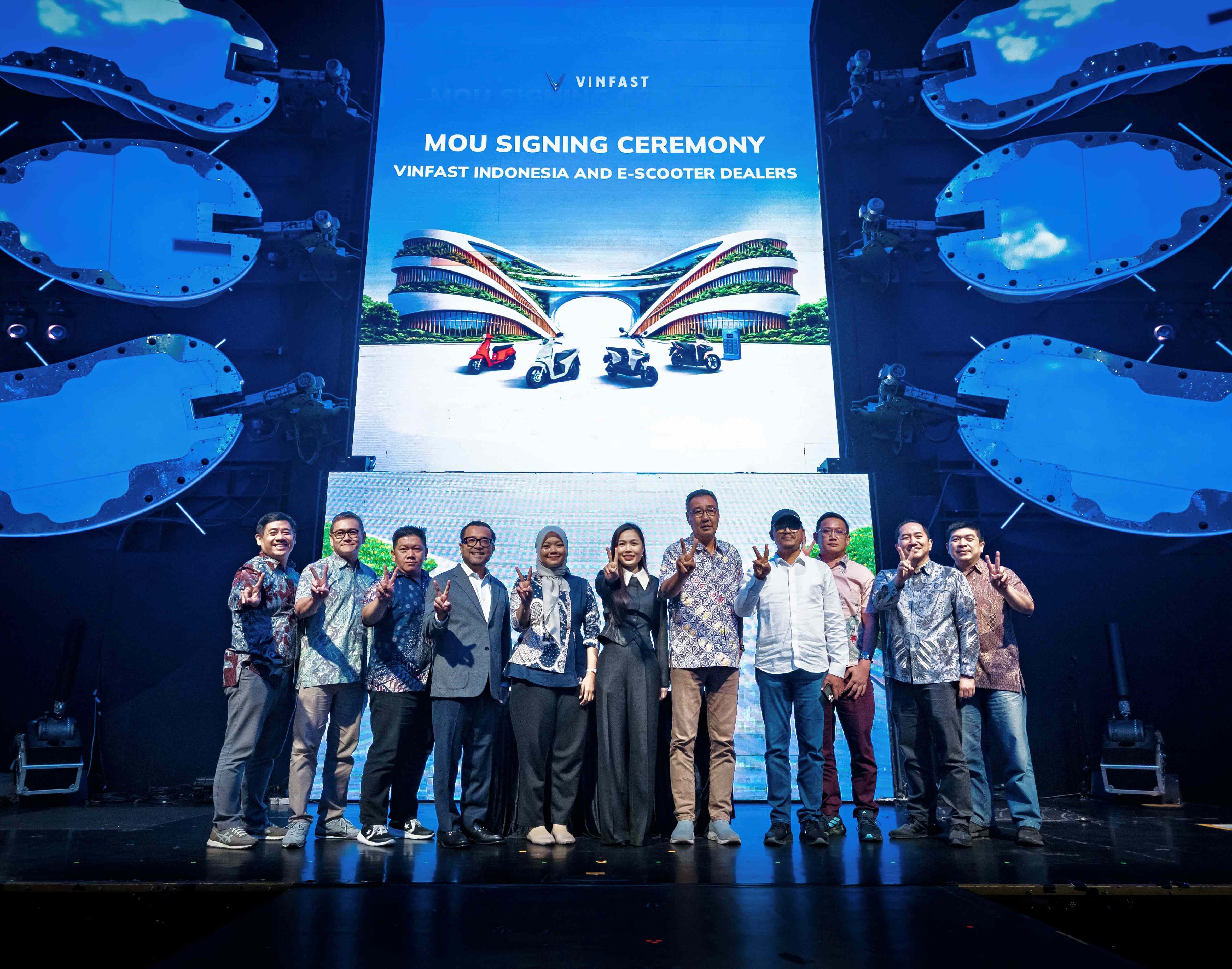 VinFast Partners with 6 E-Scooter Dealers in Indonesia, Accelerating Nationwide Market Expansion Representatives of VinFast and dealer partners in Indonesia at the signing ceremony of the Memorandum of Understanding (MoU) on the distribution of e-scooters.