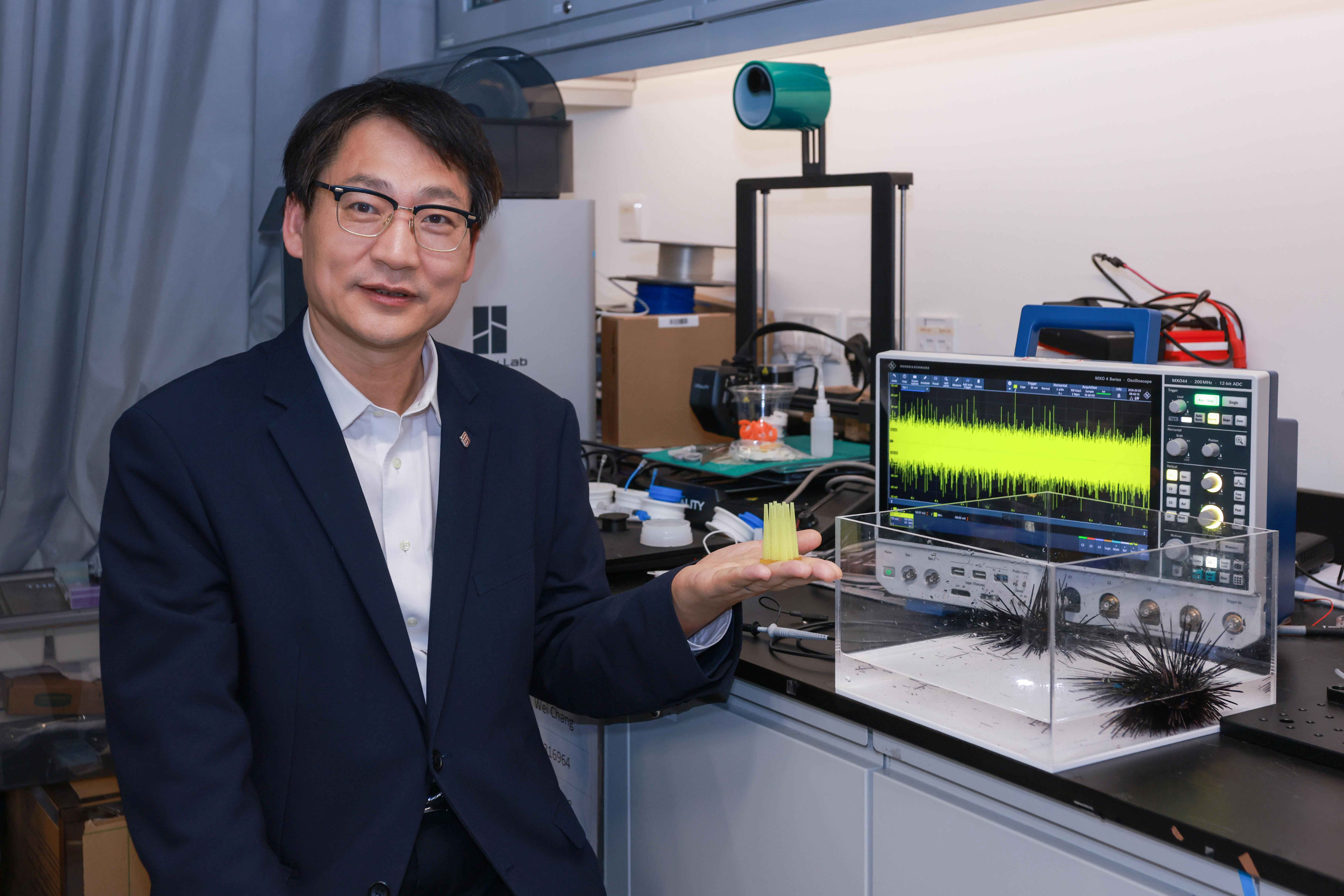 PolyU research unveils mechanoelectrical perception in sea urchin spines, empowering next-generation biomimetic sensors A research team led by Prof. Wang Zuankai, Associate Vice President (Research and Innovation), Dean of Graduate School, Kuok Group Professor in Nature-Inspired Engineering and Chair Professor of the Department of Mechanical Engineering of PolyU, has discovered the mechanoelectrical perception in sea urchin spines. It originates in the spines’ gradient porous structure that generates electrical signals when water flows through it. The team used 3D printing technology to replicate the structure and develop a novel bionic metamaterial sensor.