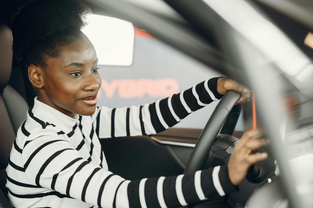 How Moms Can Save Money on Auto Insurance in Alberta - Alvinology
