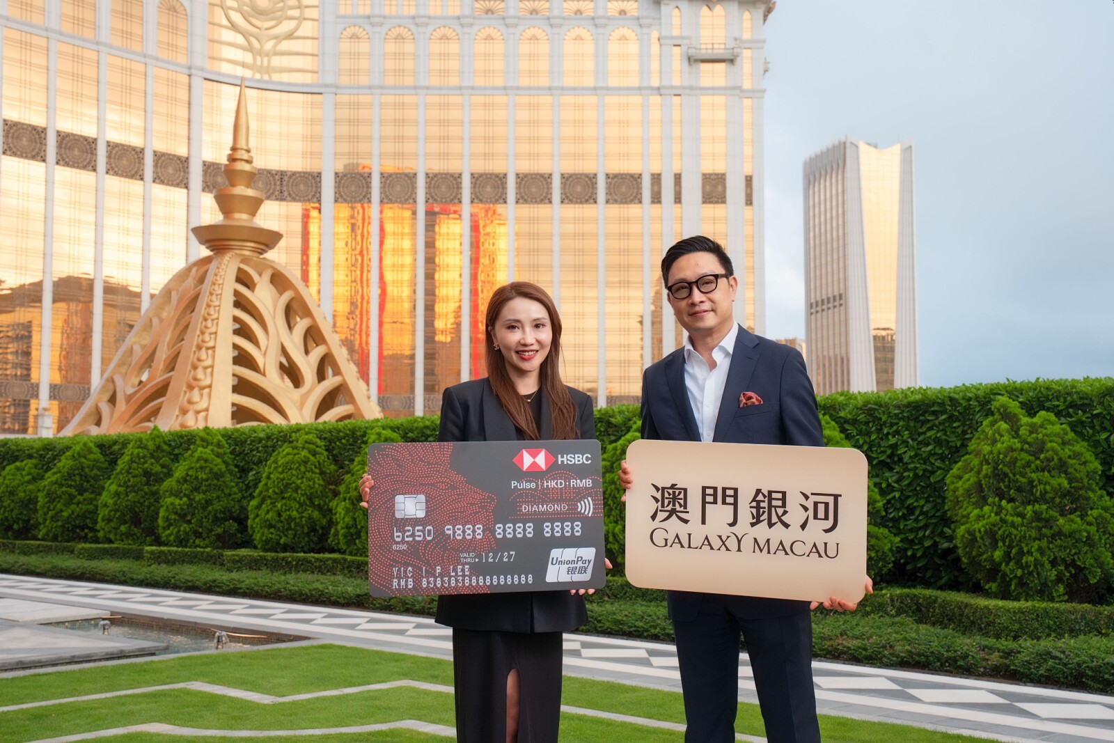 Galaxy Macau and HSBC Hong Kong Co-present an Exclusive Constellation of Stellar Rewards Anchored in constantly evolving guest experiences, Galaxy Macau and HSBC HK join hands to present a repertoire of stellar privileges. On behalf of senior managements from both parties, Mr Paul Tse, Director of Marketing & Event Services of Galaxy Entertainment Group and Ms Iris Ng, Head of Business Partnerships Development, Cards & Unsecured Lending of HSBC HK, gathered in the gardens of Raffles at Galaxy Macau for a ceremonial photo‑taking to mark the launch.