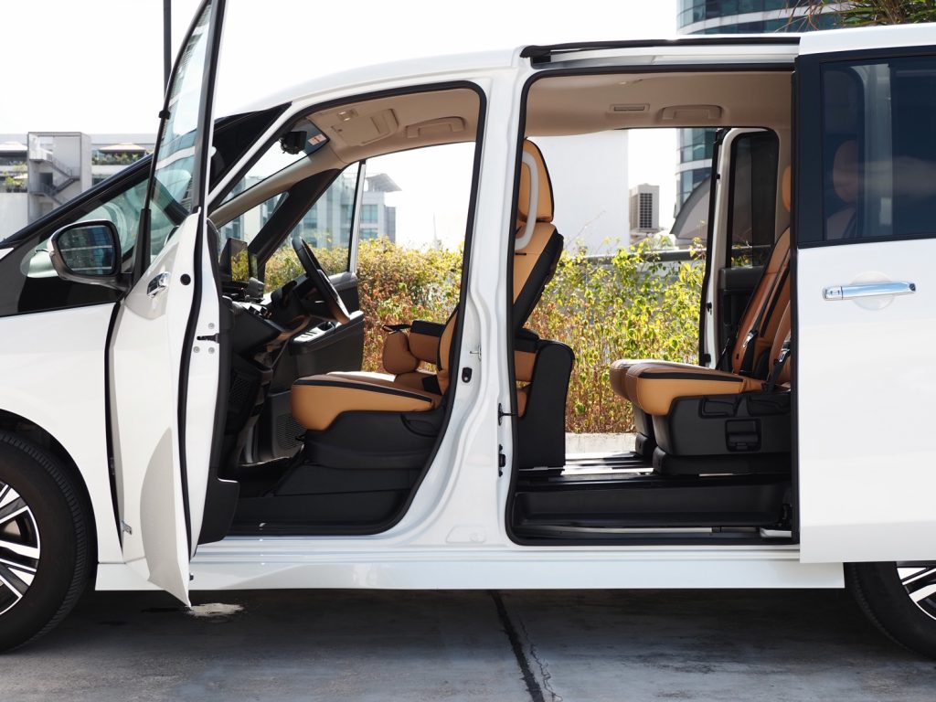 [Car Review] Nissan Serena Smart 8: She blends to your every needs - Alvinology