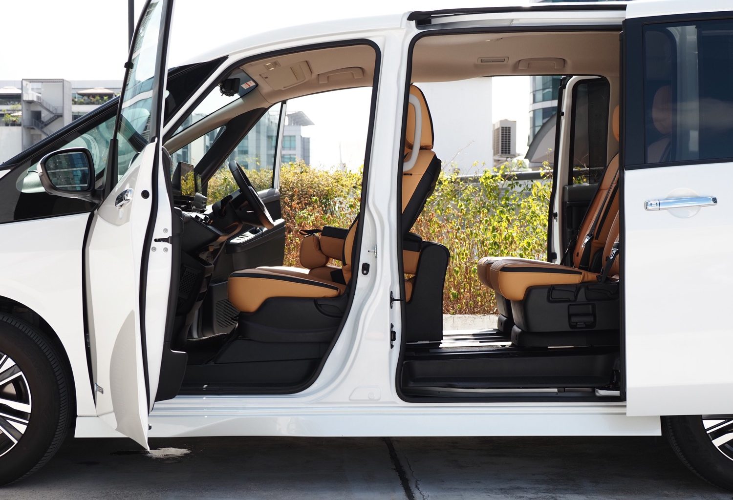 [Car Review] Nissan Serena Smart 8: She blends to your every needs - Alvinology