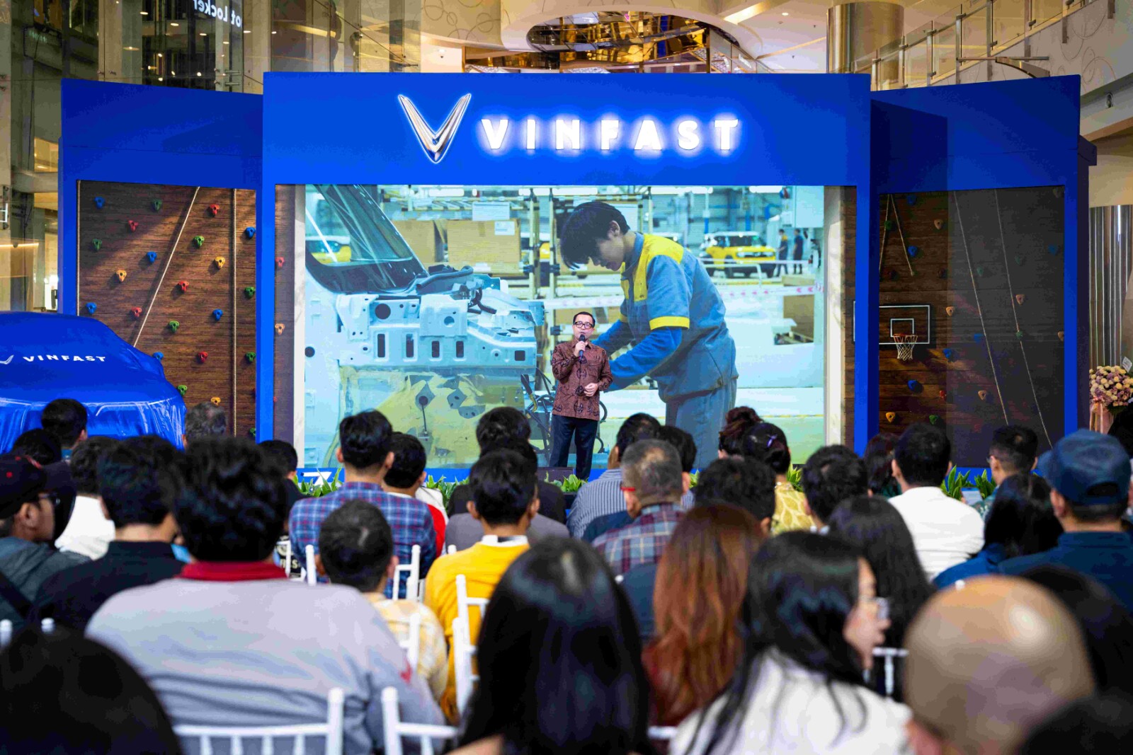 VinFast Officially Rolls Out VF MPV 7 At Subang Plant, Accelerating Localization Strategy In Indonesia Mr. Kariyanto Hardjosoemarto, CEO of VinFast Indonesia, announced the rollout of the VF MPV 7 electric vehicle from its Subang plant in West Java.