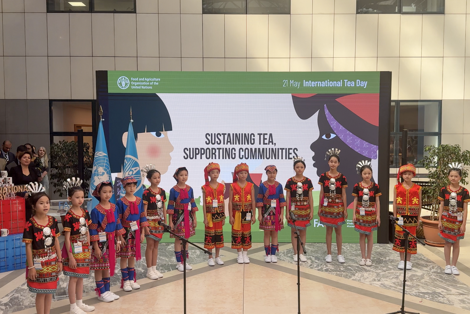 Rainforest Tea Culture from Wuzhishan, China, Debuts in Rome The Rainforest Children’s Choir performed an original song "Lishan Tea Song" and the Italian classic "O Sole Mio". (Photo by: Wuzhishan Informaition Office)