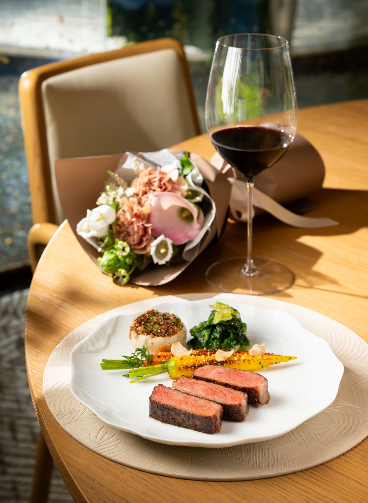 Elegant Flavours, Reimagined at Galaxy Macau Executive Chef Stephen Hsu of Botanica, Capella at Galaxy Macau has designed a menu featuring Beef Tomahawk, Scallops and Rose Mousse in celebration of Mother’s Day.