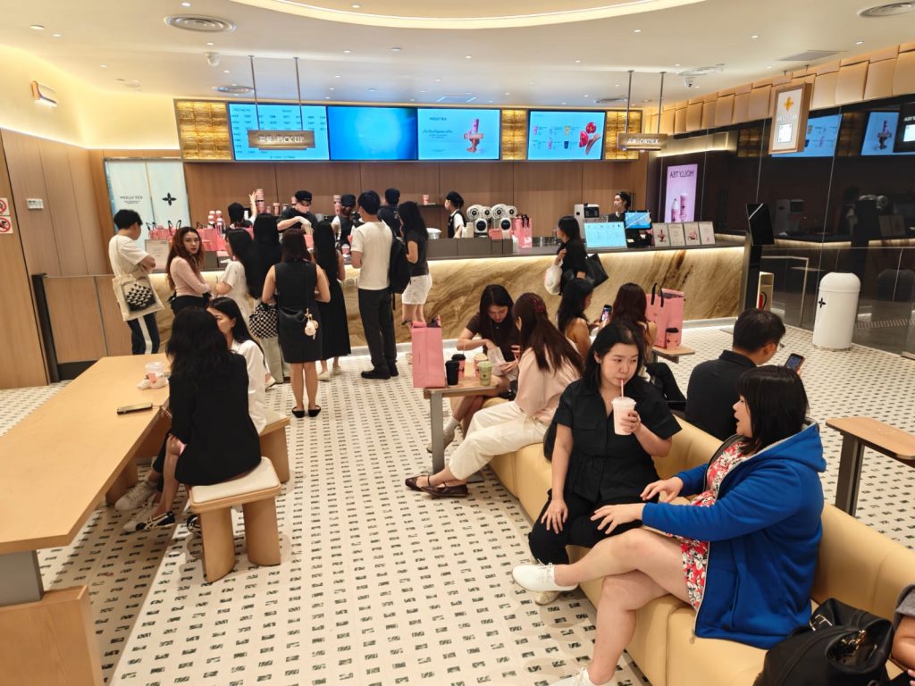 Molly Tea Opens Its Largest CBD Store Globally at Singapore Land Tower with an All Pink Pop Up and Yacht Cruise Giveaways Molly Tea Opens Its Largest CBD Store Globally at Singapore Land Tower with an All Pink Pop Up and Yacht Cruise Giveaways - Alvinology