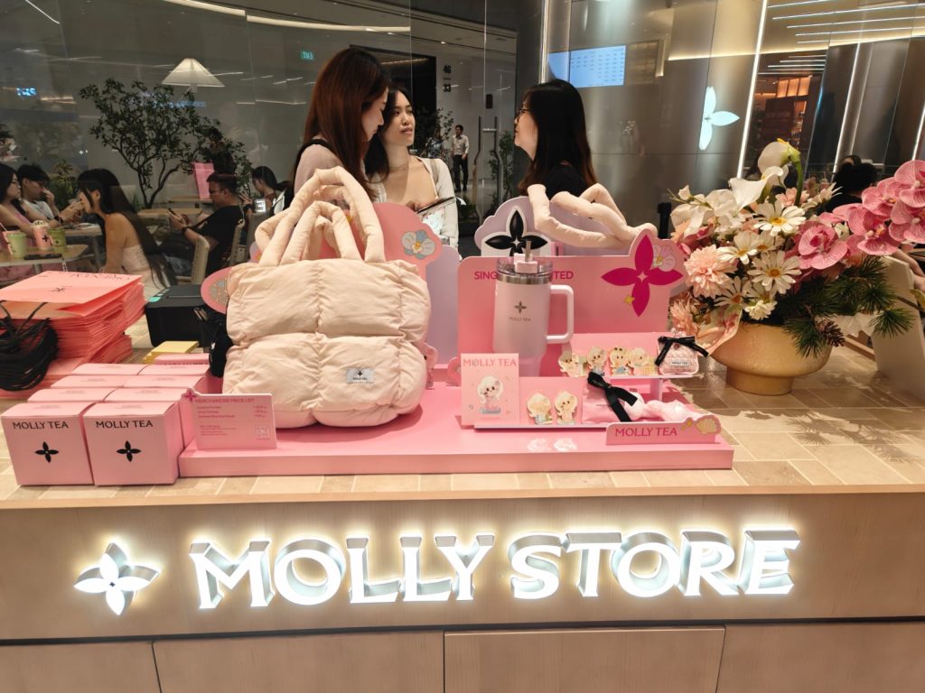 Molly Tea Opens Its Largest CBD Store Globally at Singapore Land Tower with an All Pink Pop Up and Yacht Cruise Giveaways Molly Tea Opens Its Largest CBD Store Globally at Singapore Land Tower with an All Pink Pop Up and Yacht Cruise Giveaways - Alvinology