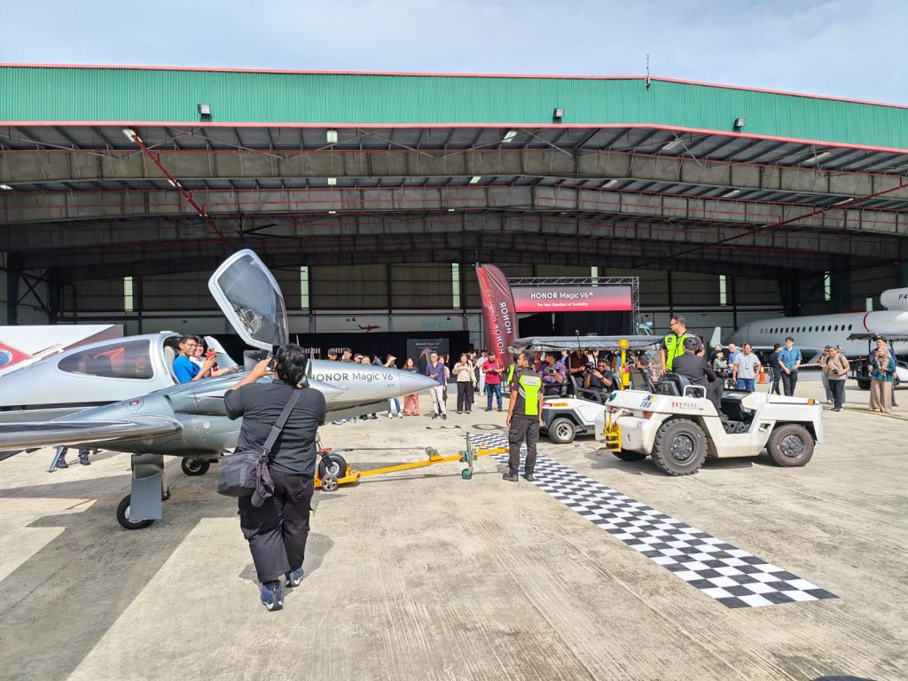 HONOR Magic V6 Pulls Plane and Ferrari in Malaysia, Sets New ASIA Record Ahead of Singapore Launch HONOR Magic V6 Pulls Plane and Ferrari in Malaysia, Sets New ASIA Record Ahead of Singapore Launch - Alvinology
