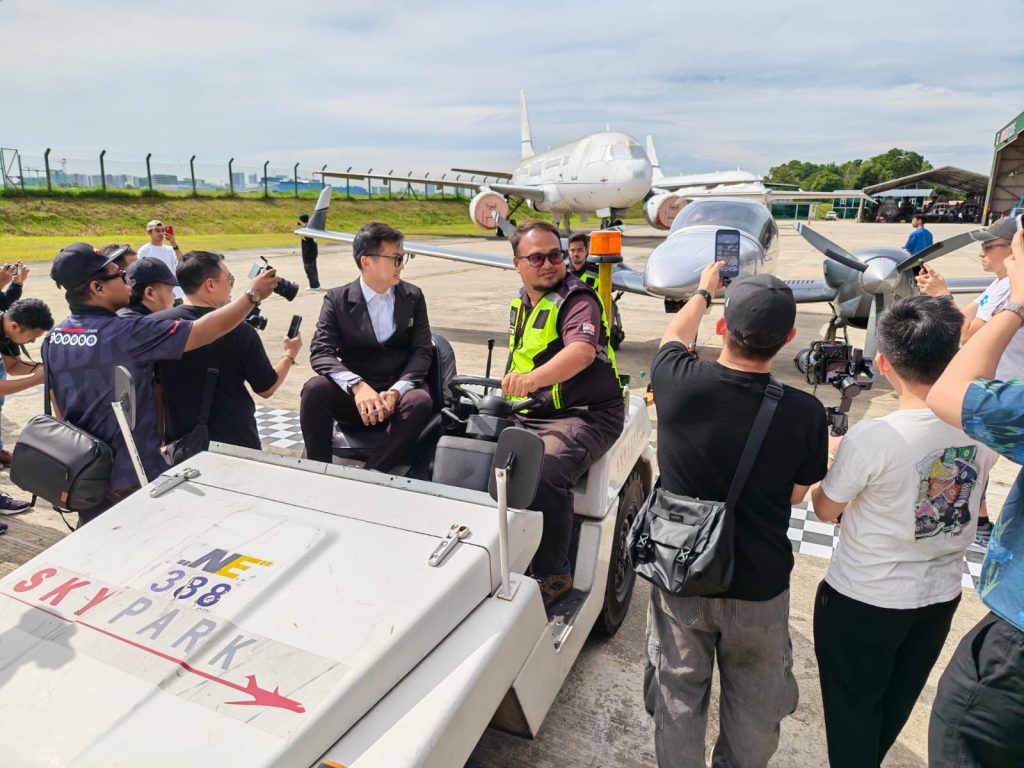 HONOR Magic V6 Pulls Plane and Ferrari in Malaysia, Sets New ASIA Record Ahead of Singapore Launch HONOR Magic V6 Pulls Plane and Ferrari in Malaysia, Sets New ASIA Record Ahead of Singapore Launch - Alvinology