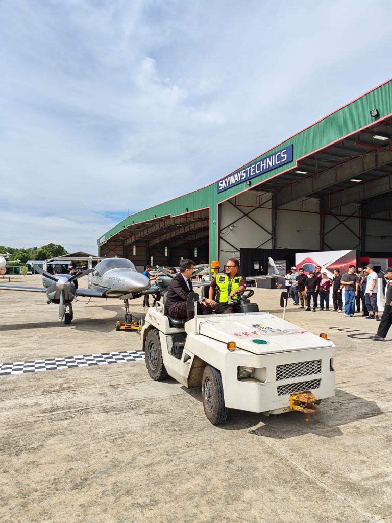 HONOR Magic V6 Pulls Plane and Ferrari in Malaysia, Sets New ASIA Record Ahead of Singapore Launch HONOR Magic V6 Pulls Plane and Ferrari in Malaysia, Sets New ASIA Record Ahead of Singapore Launch - Alvinology