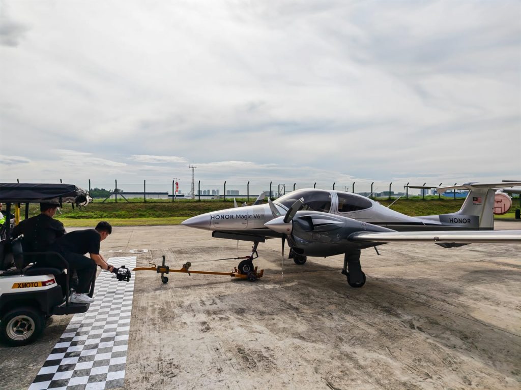 HONOR Magic V6 Pulls Plane and Ferrari in Malaysia, Sets New ASIA Record Ahead of Singapore Launch - Alvinology