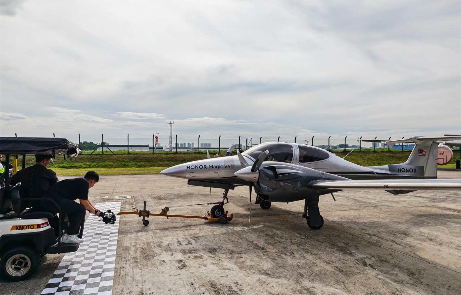 HONOR Magic V6 Pulls Plane and Ferrari in Malaysia, Sets New ASIA Record Ahead of Singapore Launch - Alvinology