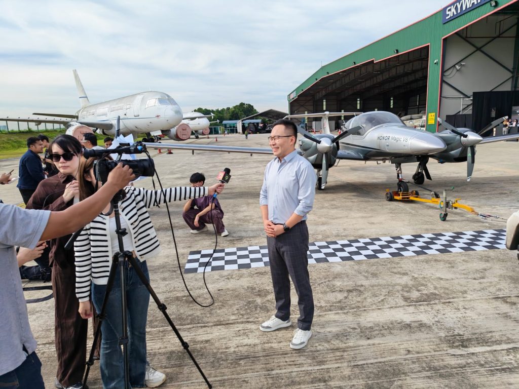HONOR Magic V6 Pulls Plane and Ferrari in Malaysia, Sets New ASIA Record Ahead of Singapore Launch HONOR Magic V6 Pulls Plane and Ferrari in Malaysia, Sets New ASIA Record Ahead of Singapore Launch - Alvinology