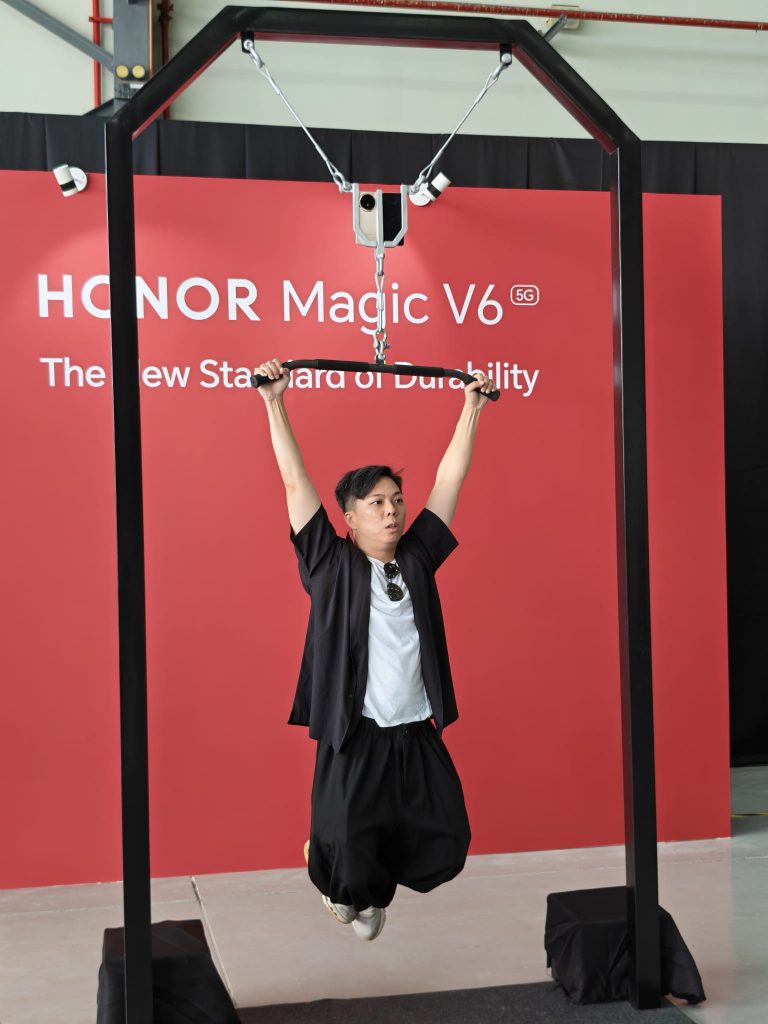 HONOR Magic V6 Pulls Plane and Ferrari in Malaysia, Sets New ASIA Record Ahead of Singapore Launch HONOR Magic V6 Pulls Plane and Ferrari in Malaysia, Sets New ASIA Record Ahead of Singapore Launch - Alvinology
