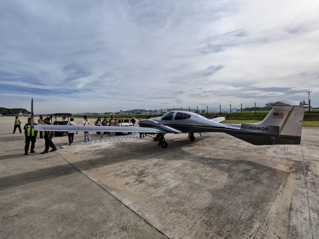 HONOR Magic V6 Pulls Plane and Ferrari in Malaysia, Sets New ASIA Record Ahead of Singapore Launch HONOR Magic V6 Pulls Plane and Ferrari in Malaysia, Sets New ASIA Record Ahead of Singapore Launch - Alvinology