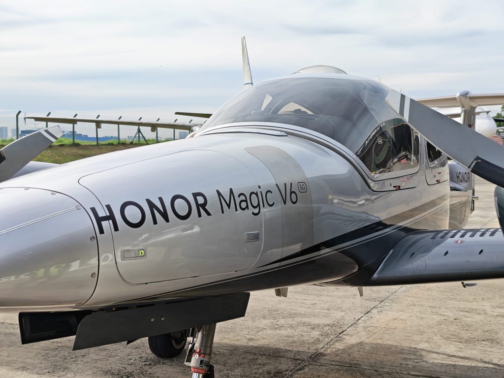 HONOR Magic V6 Pulls Plane and Ferrari in Malaysia, Sets New ASIA Record Ahead of Singapore Launch HONOR Magic V6 Pulls Plane and Ferrari in Malaysia, Sets New ASIA Record Ahead of Singapore Launch - Alvinology