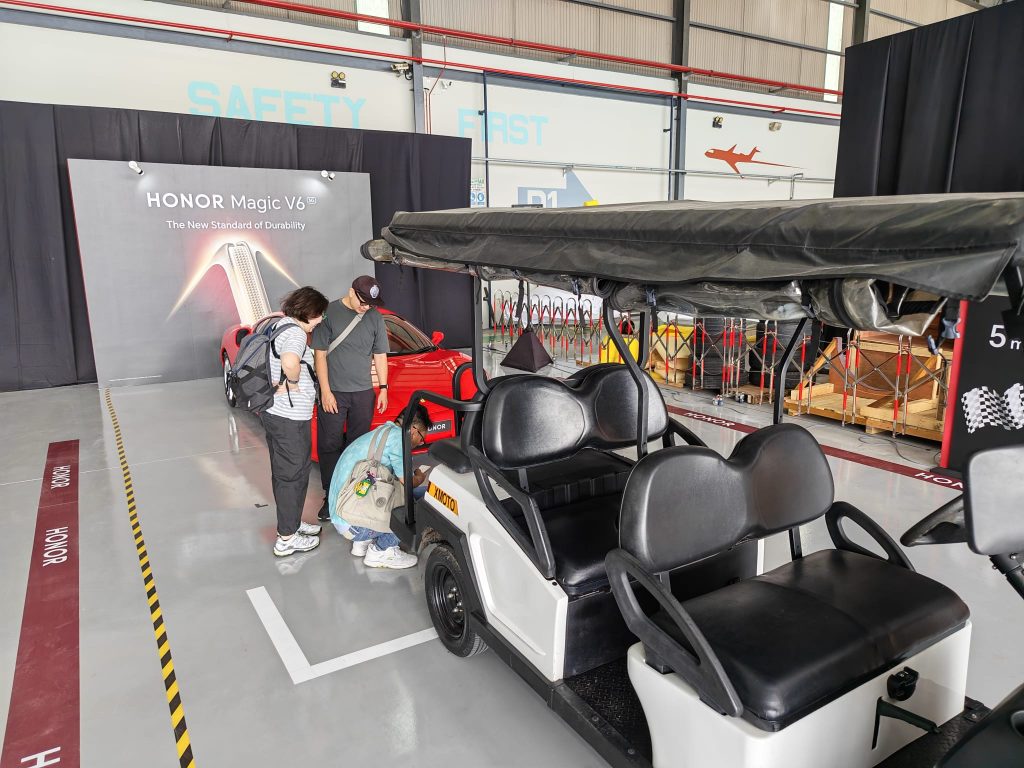 HONOR Magic V6 Pulls Plane and Ferrari in Malaysia, Sets New ASIA Record Ahead of Singapore Launch HONOR Magic V6 Pulls Plane and Ferrari in Malaysia, Sets New ASIA Record Ahead of Singapore Launch - Alvinology