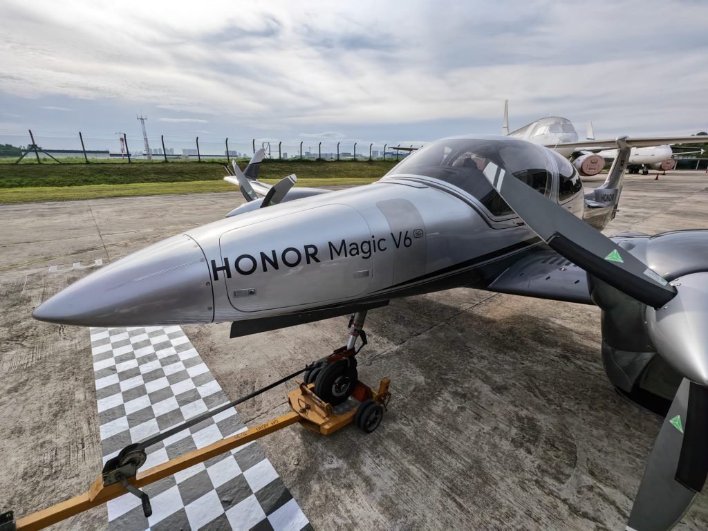 HONOR Magic V6 Pulls Plane and Ferrari in Malaysia, Sets New ASIA Record Ahead of Singapore Launch HONOR Magic V6 Pulls Plane and Ferrari in Malaysia, Sets New ASIA Record Ahead of Singapore Launch - Alvinology