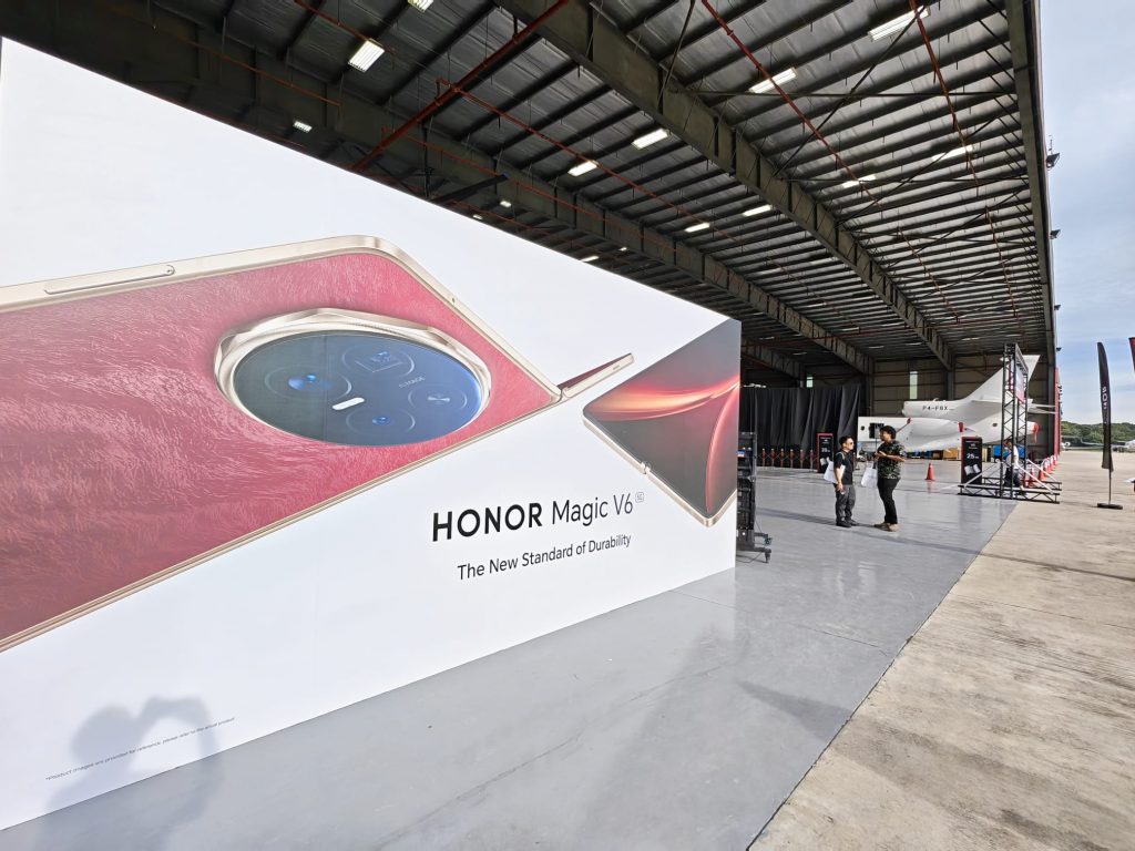 HONOR Magic V6 Pulls Plane and Ferrari in Malaysia, Sets New ASIA Record Ahead of Singapore Launch HONOR Magic V6 Pulls Plane and Ferrari in Malaysia, Sets New ASIA Record Ahead of Singapore Launch - Alvinology