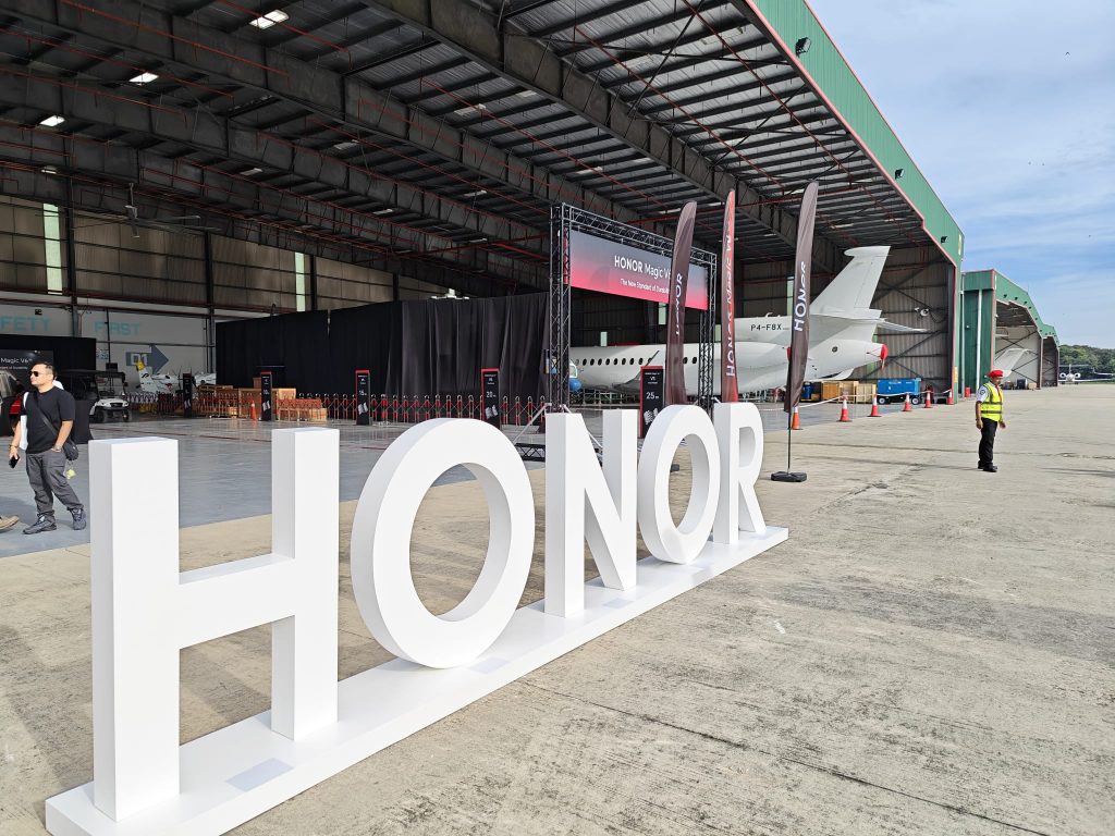 HONOR Magic V6 Pulls Plane and Ferrari in Malaysia, Sets New ASIA Record Ahead of Singapore Launch HONOR Magic V6 Pulls Plane and Ferrari in Malaysia, Sets New ASIA Record Ahead of Singapore Launch - Alvinology