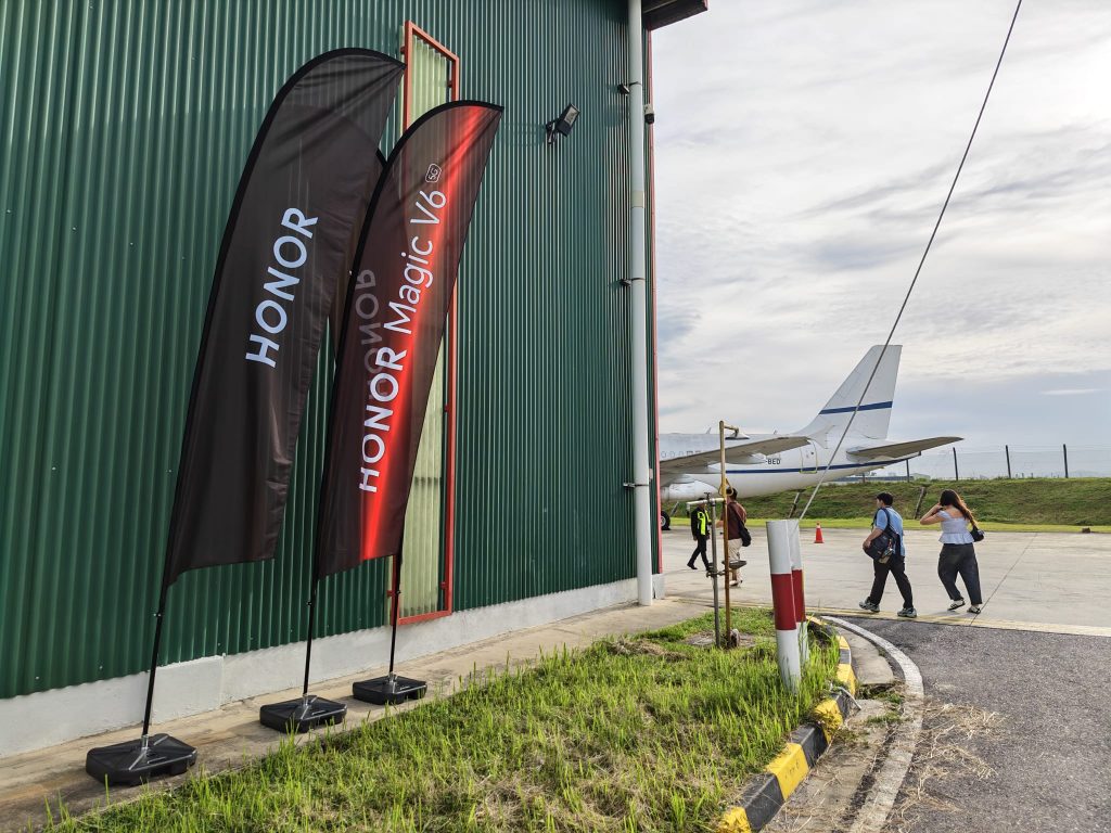 HONOR Magic V6 Pulls Plane and Ferrari in Malaysia, Sets New ASIA Record Ahead of Singapore Launch HONOR Magic V6 Pulls Plane and Ferrari in Malaysia, Sets New ASIA Record Ahead of Singapore Launch - Alvinology