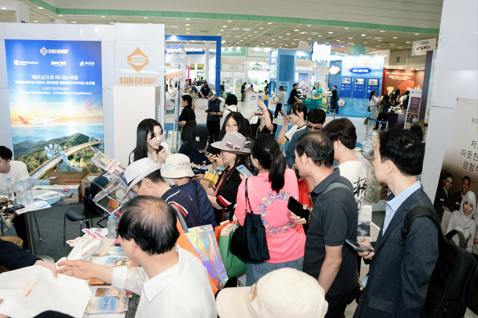 The Sun Group booth attracts a large number of visitors with its interactive activities, destination ecosystem, and promotions.