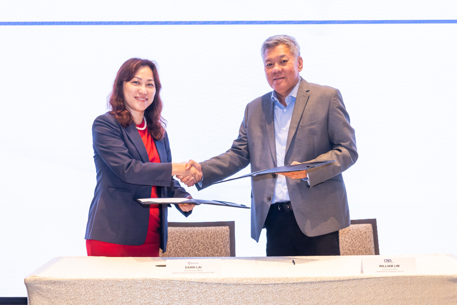 Credit Bureau Singapore and Experian Malaysia Sign MOU to Enable Cross-Border Credit Reporting From left to right: Ms. Dawn Lai, Chief Executive Officer of Experian Information Services Malaysia and Mr. William Lim, Executive Director of Credit Bureau Singapore