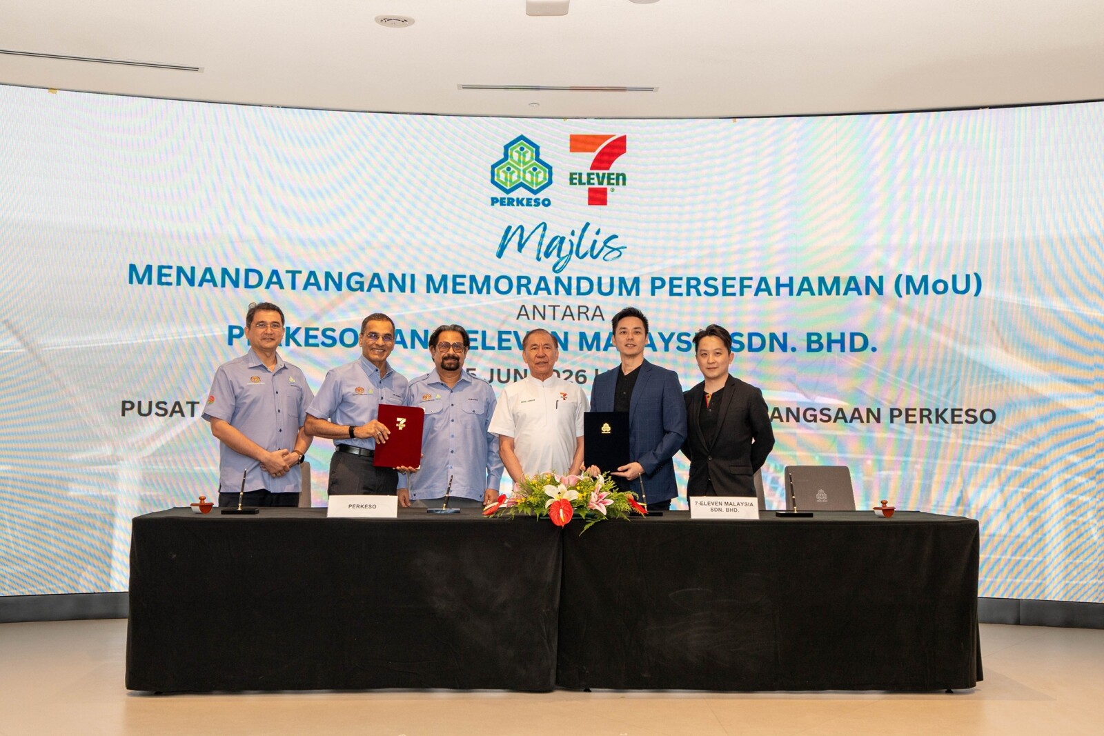 From Left to Right: Datuk Dr. Hafez Bin Hussain, Executive Director of PERKESO Rehabilitation Centre, Dato' Sri Dr. Mohammed Azman bin Aziz Mohammed, Group CEO of PERKESO, Dato' Sri Subahan bin Kamal, Chairman of PERKESO, Tan Sri Dato' Seri Mohd Annuar bin Zaini, Chairman of 7-Eleven Holdings Berhad, Mr Wong Wai Keong, Executive Director cum Co-CEO of 7-Eleven Sdn. Bhd. and Mr Aaron Ng, Chief Operations Officer of 7-Eleven Sdn. Bhd.