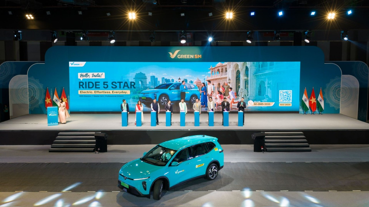 Green SM launches Green SM Limo, a fully electric taxi service in India Green SM leaders, joined by representatives from Indian government agencies, the Vietnamese Embassy in India, and distinguished guests, ceremonially pressed the launch button to officially mark the debut of Green SM's fully electric taxi services in India.