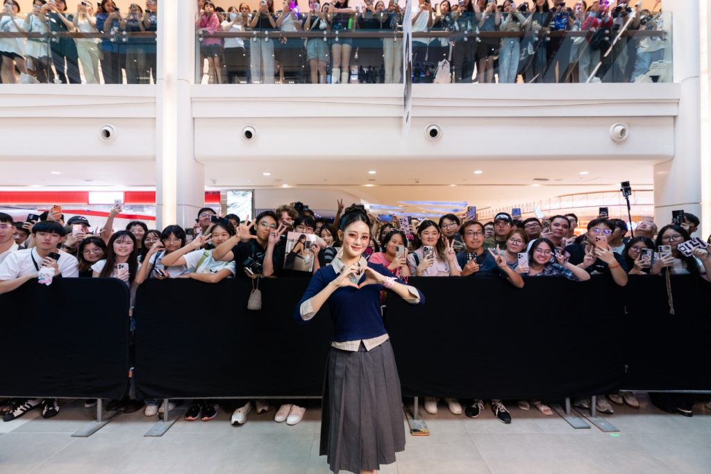 K-Pop Star MINNIE Lights Up Plaza Singapura for the Launch of the OWNDAYS PhotoShade Collection and Pop Up, Running from 11 to 14 June - Alvinology