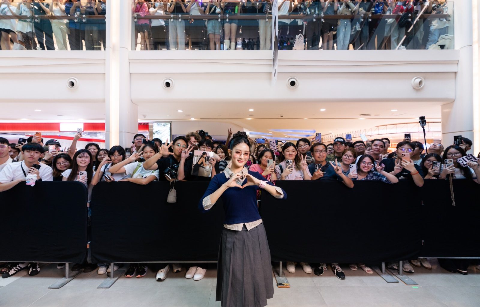 K-Pop Star MINNIE Lights Up Plaza Singapura for the Launch of the OWNDAYS PhotoShade Collection and Pop Up, Running from 11 to 14 June - Alvinology