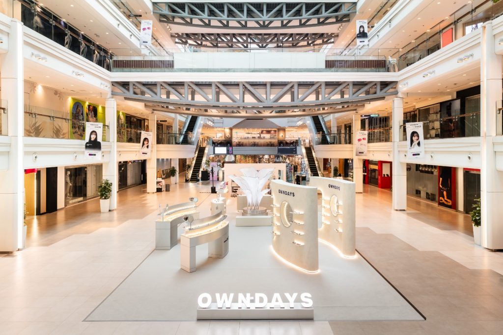K-Pop Star MINNIE Lights Up Plaza Singapura for the Launch of the OWNDAYS PhotoShade Collection and Pop Up, Running from 11 to 14 June K-Pop Star MINNIE Lights Up Plaza Singapura for the Launch of the OWNDAYS PhotoShade Collection and Pop Up, Running from 11 to 14 June - Alvinology