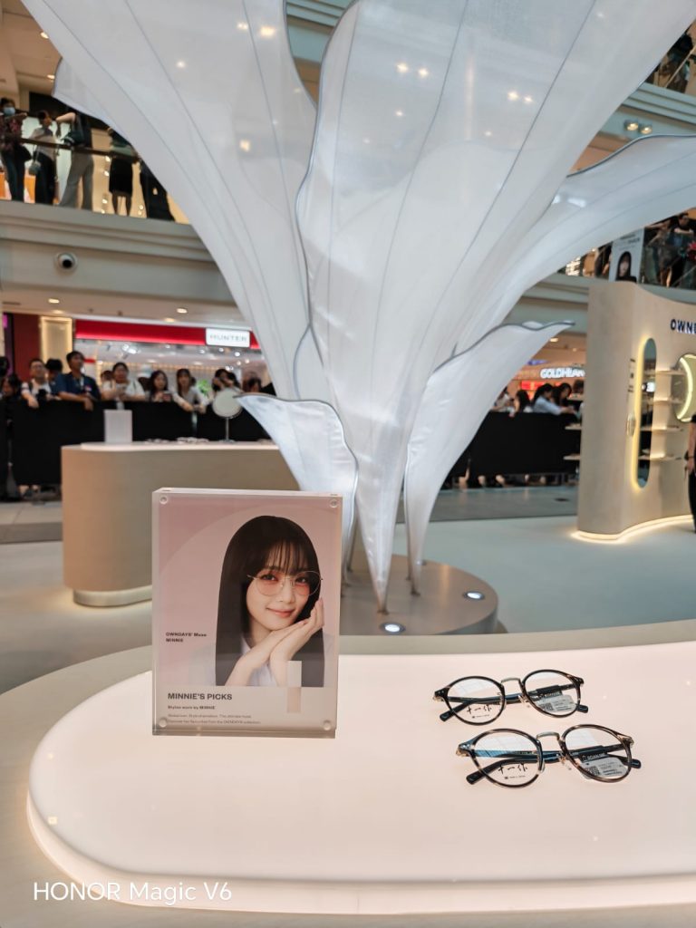 K-Pop Star MINNIE Lights Up Plaza Singapura for the Launch of the OWNDAYS PhotoShade Collection and Pop Up, Running from 11 to 14 June K-Pop Star MINNIE Lights Up Plaza Singapura for the Launch of the OWNDAYS PhotoShade Collection and Pop Up, Running from 11 to 14 June - Alvinology