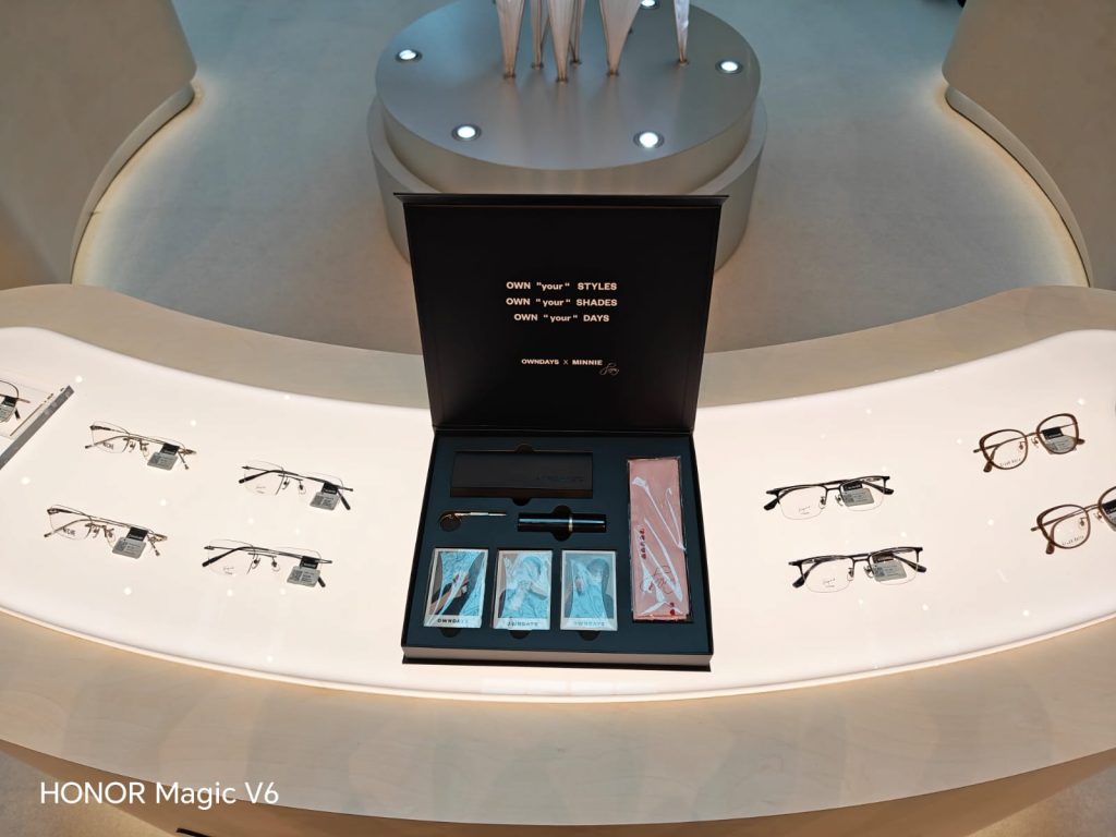 K-Pop Star MINNIE Lights Up Plaza Singapura for the Launch of the OWNDAYS PhotoShade Collection and Pop Up, Running from 11 to 14 June K-Pop Star MINNIE Lights Up Plaza Singapura for the Launch of the OWNDAYS PhotoShade Collection and Pop Up, Running from 11 to 14 June - Alvinology