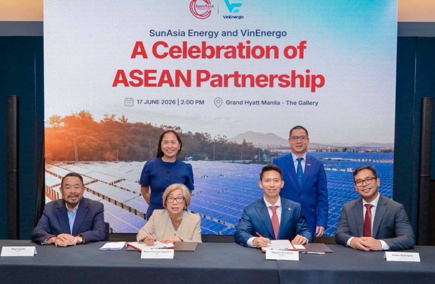 Ms. Tetchi Capellan, Chief Executive Officer and Chairperson of SunAsia Energy (second from left), and Mr. Nguyen Anh Khoa, CEO of VinEnergo (second from right), sign the agreement between the two companies in the presence of Ms. Sharon Garin, Secretary of Energy of the Philippines, and Mr. Lai Thai Binh, Ambassador of Vietnam to the Philippines.