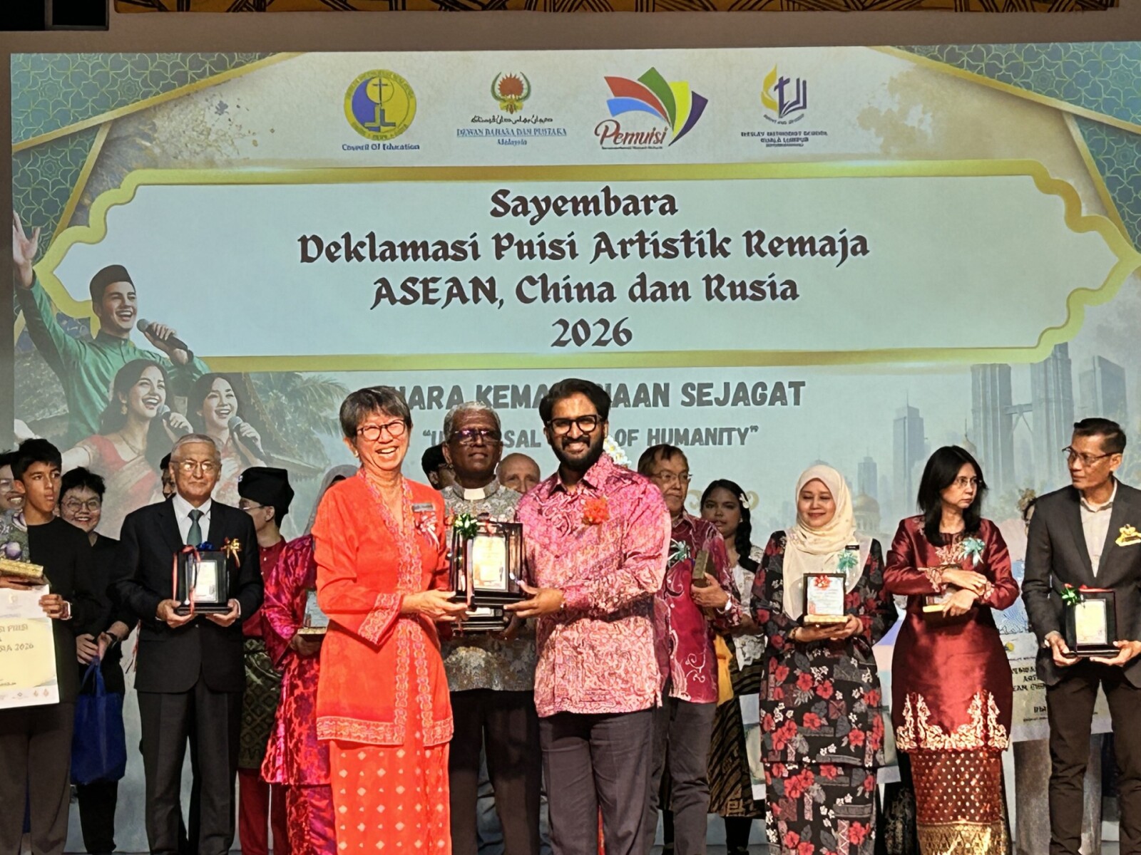 Wesley Methodist School Kuala Lumpur (International) Brought Together Youth from ASEAN, China and Russia Through the Universal Language of Poetry YB Tuan Yuneswaran Ramaraj, Deputy Minister of National Unity of Malaysia (right), received a commemorative token of appreciation from Madam Gan Swit Peng (left), Principal of Wesley Methodist School Kuala Lumpur (International), in recognition of his support and officiation of the Sayembara Deklamasi Puisi Artistik Remaja ASEAN, China dan Rusia 2026