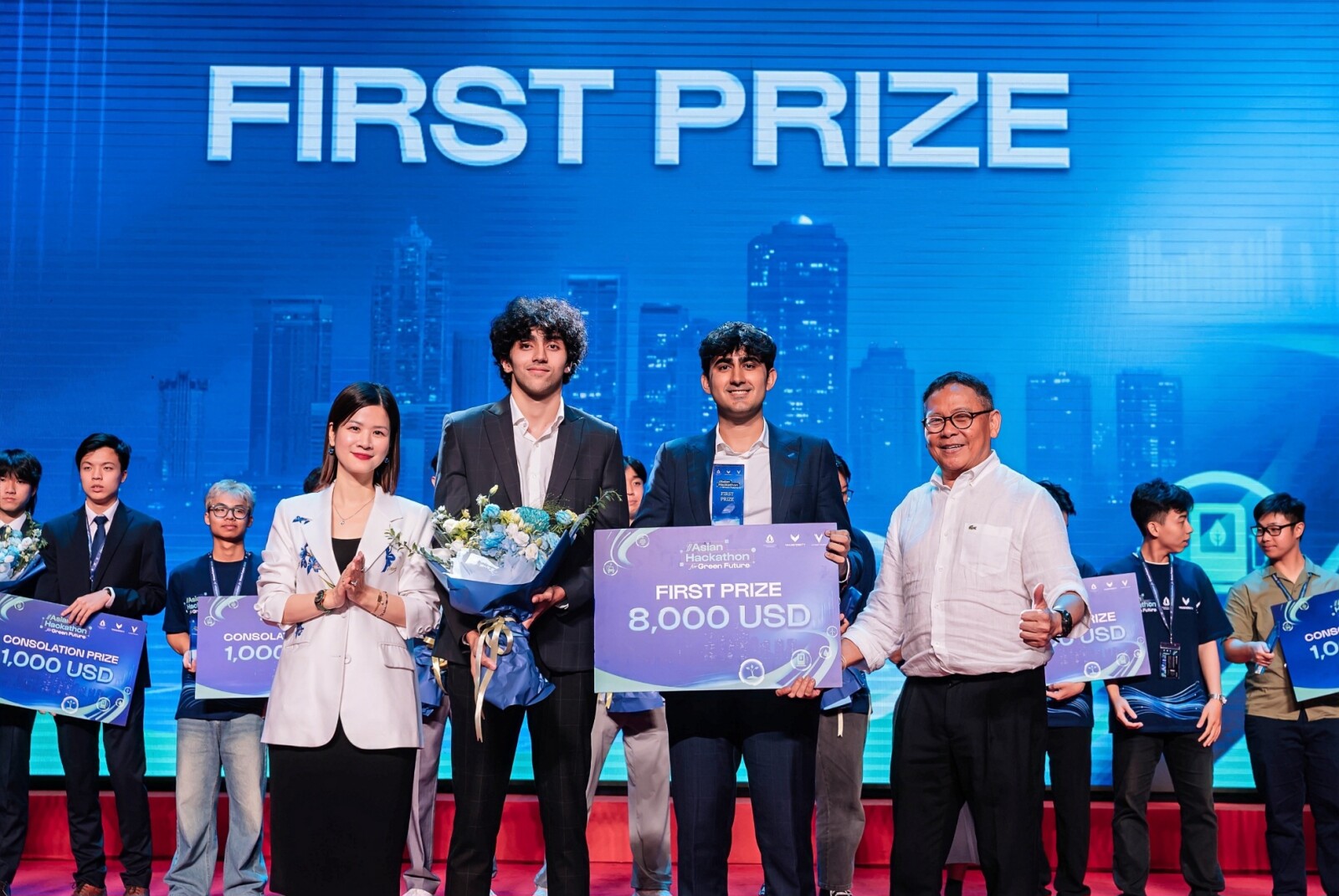 Singapore Team Crowned Champion at the Inaugural Asian Hackathon for Green Future 2026 in Vietnam Prof. Duong Nguyen Vu, Chair of the Competition's Judging Panel, Vice Provost for Graduate Education at VinUniversity, and Chief Scientific Officer at VinUniversity's Center for AI Research (right), and Dr. Thai-Ha Le, Managing Director of the "For Green Future" Foundation, Vingroup, present the First Prize to Team Helios. Photo: Organizing Committee.