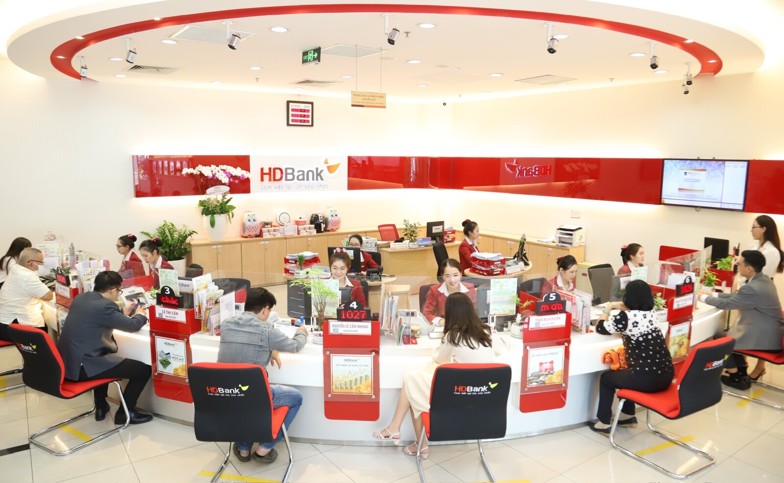 Fitch Ratings assigns first-time credit rating to HDBank, recognises its strong financial profile An HDBank branch in HCM City.